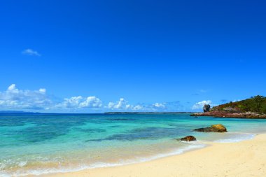 güzel bir plaj ve yaz göğün