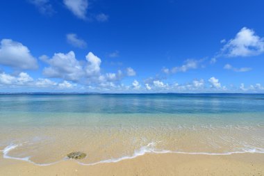 güzel bir plaj ve yaz göğün