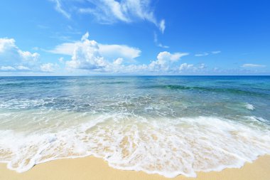 güzel bir plaj ve yaz göğün