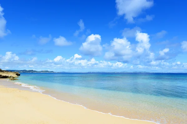 Hermosa playa y cielo de verano — Foto de Stock