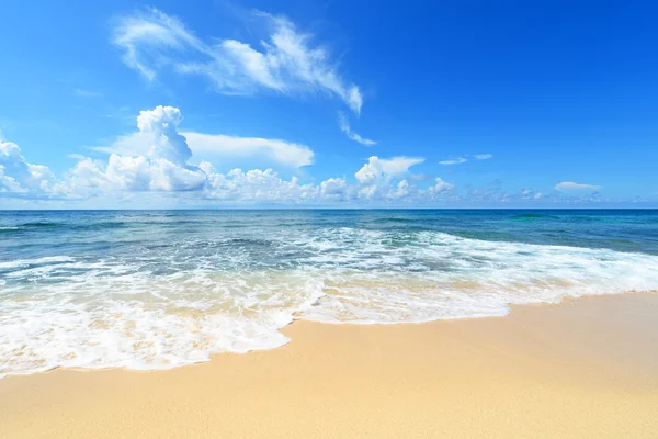 Piękna plaża i letnie niebo — Zdjęcie stockowe