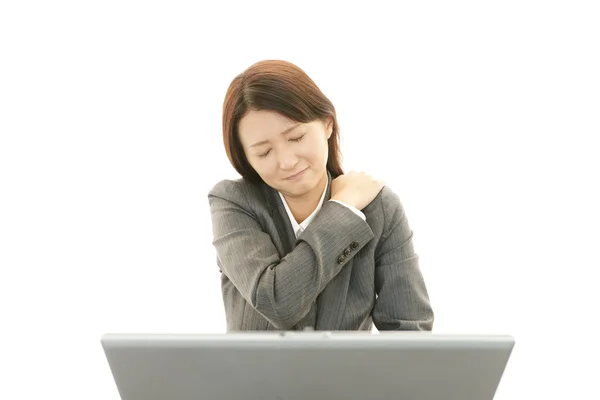 O trabalhador de escritório feminino que se incomoda com o ombro rígido — Fotografia de Stock