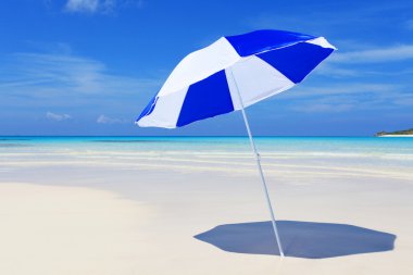 Güzel sahil ve mavi gökyüzü