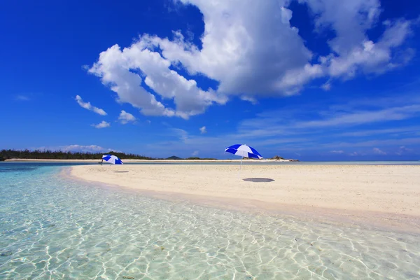 Hermosa playa y cielo azul — Foto de Stock