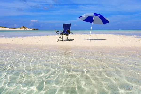 Bella spiaggia e cielo blu — Foto Stock