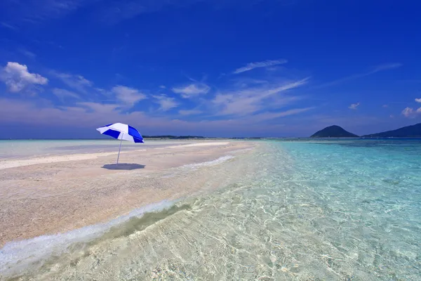 Hermosa playa y cielo azul — Foto de Stock