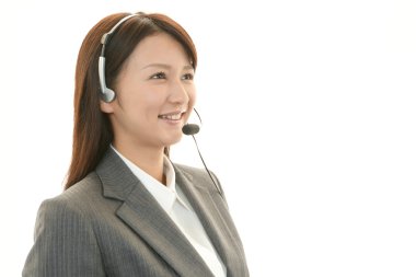 gülümseyen çağrı merkezi operatörü