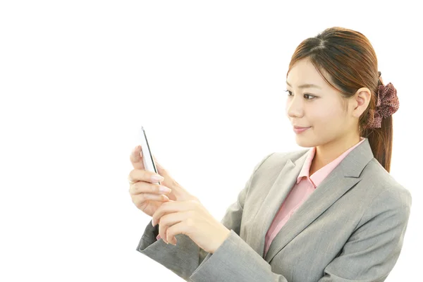 Mujeres que están hablando por un teléfono inteligente — Stockfoto