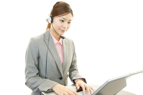 Operatore di call center sorridente — Foto Stock