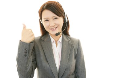 gülümseyen çağrı merkezi operatörü