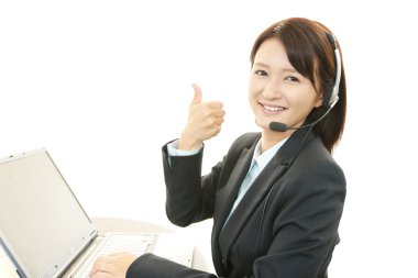 gülümseyen çağrı merkezi operatörü