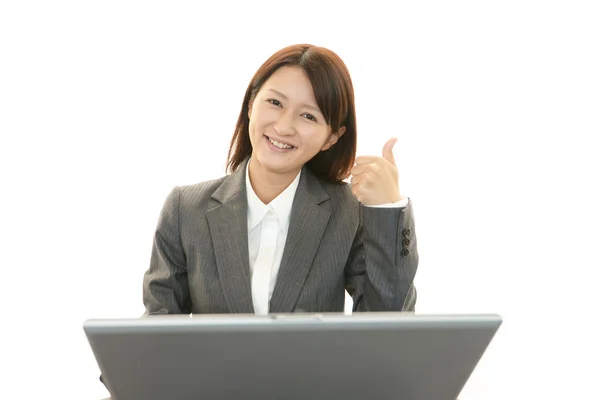 Zakelijke vrouw werkt op laptop — Stockfoto