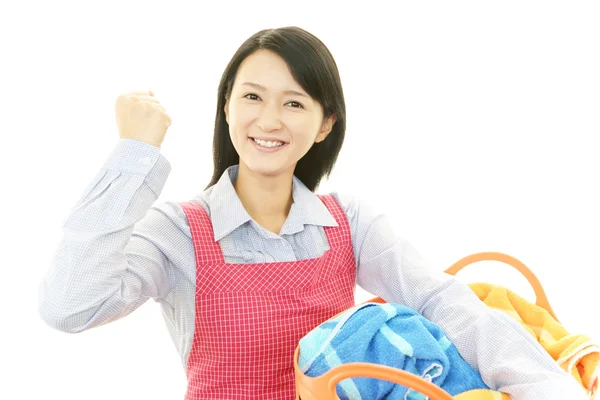 La mujer sostiene una cesta de lavandería — Foto de Stock