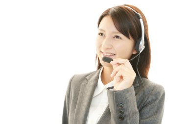 gülümseyen çağrı merkezi operatörü