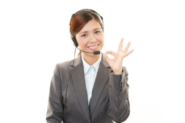 gülümseyen çağrı merkezi operatörü