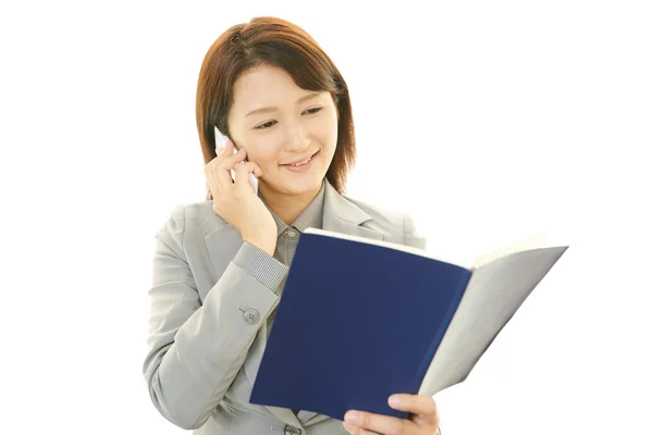 Mujeres que están hablando por un teléfono inteligente — Stockfoto