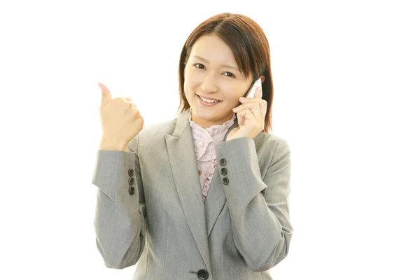 Vrouwen die op een slimme telefoon gaat — Stockfoto