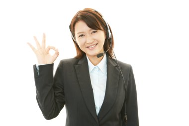 gülümseyen çağrı merkezi operatörü