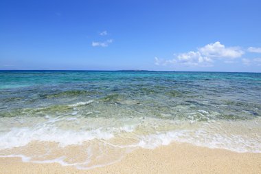 Mavi gökyüzü ve kobalt mavi deniz