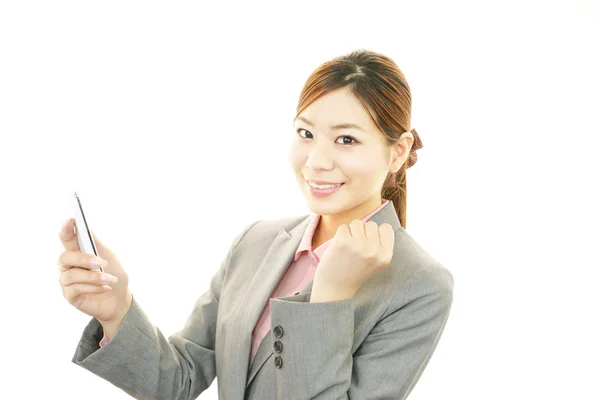 Mujer con teléfono inteligente — Foto de Stock