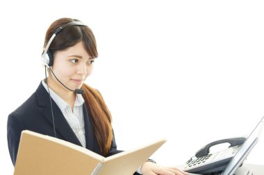 gülümseyen çağrı merkezi operatörü