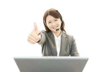 gülümseyen çağrı merkezi operatörü