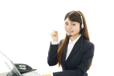 gülümseyen çağrı merkezi operatörü