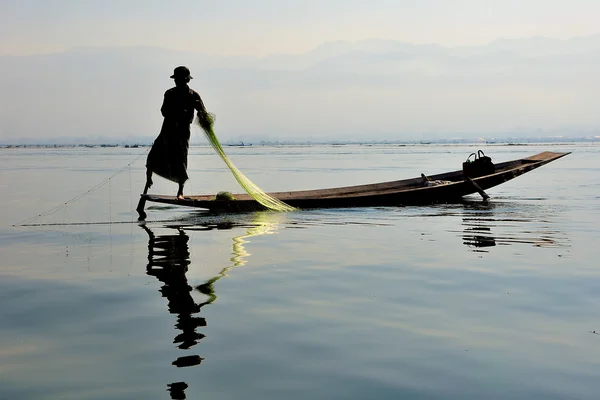 Fiske på inle lake, myanmar burma — Stockfoto