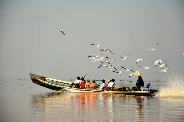 Touristen auf inle lake, myanmar burma — Stockfoto