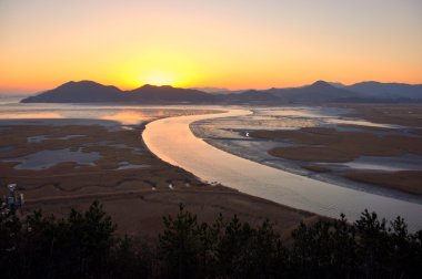 s harfi Nehri'nde Günbatımı şeklinde.