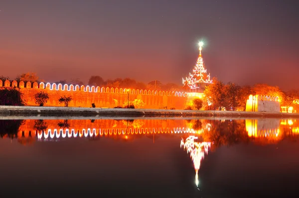 Porta do palácio de Mandalay à noite — Fotografia de Stock