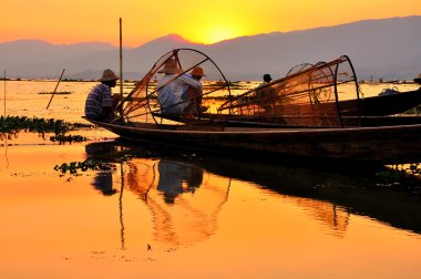 Inle göl günbatımı balıkçılar.
