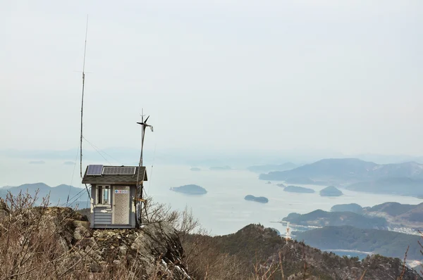 Une maison isolée sur la montagne — Photo