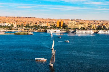 Mısır Nil Nehri üzerinde kayar Yelkenliler