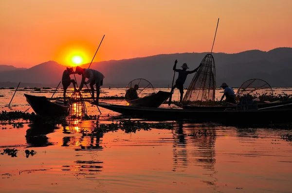 Рыбаки на закате озера Инле, Мьянма — стоковое фото
