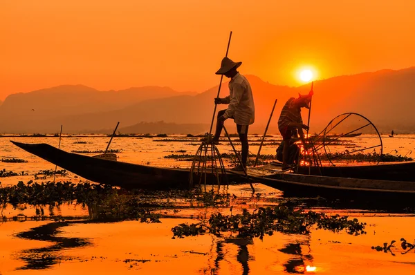 Pescatori nei laghi Inle tramonto, Myanmar — Foto Stock