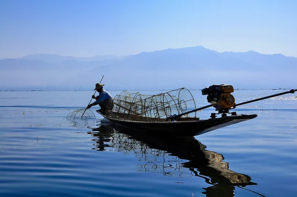 Vissers in inle meren, myanmar — Stockfoto