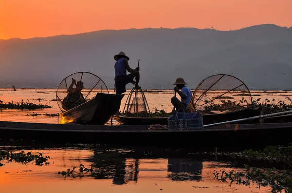 Pescadores en Inle lakes sunset, Myanmar —  Fotos de Stock