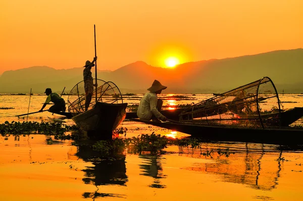 Fiskare i inle sjöar solnedgången, myanmar — Stockfoto