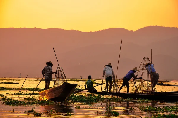 Vissers in inle meren zonsondergang, myanmar — Stockfoto