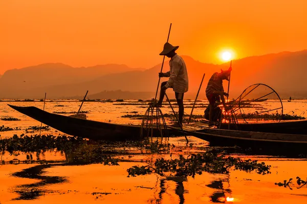 ミャンマー インレー湖夕日の漁師 ロイヤリティフリーのストック写真