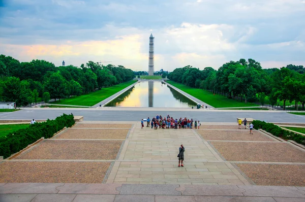 Washingtonův monument a lincoln memorial odrážející bazénu ráno — Stock fotografie