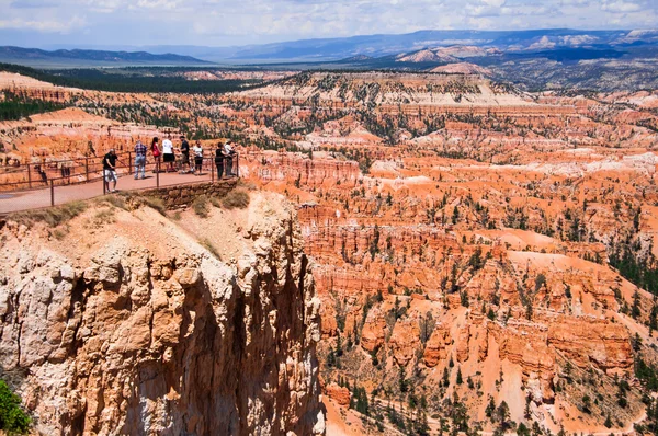 Turisták bevétel-kép inspiráció ponton, Bryce Canyon, Utah, Amerikai Egyesült Államok — Stock Fotó