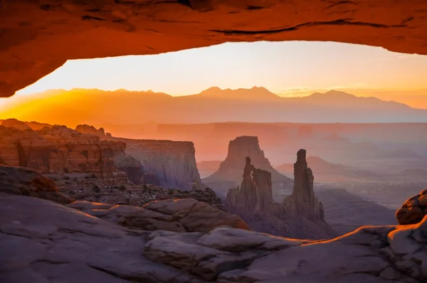 Sunrise keresztül mesa arch, canyonlands nemzeti park, utah, Amerikai Egyesült Államok. — Stock Fotó