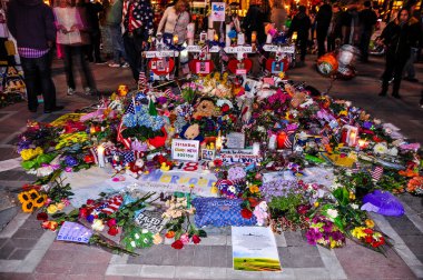 Boston şehir - Nisan 30: copley square, boston, massachusetts kurbanlarına 30 Nisan 2013 bombalanması Maratonu için geçici anma. çiçekler, umut 4 kurban için ekran mesajları yüzlerce kişi yatıyordu.