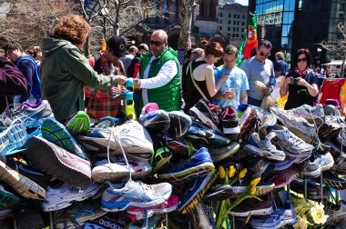 Boston şehir - Nisan 30: copley square, boston, massachusetts kurbanlarına 30 Nisan 2013 bombalanması Maratonu için geçici anma. çiçekler, umut 4 kurban için ekran mesajları yüzlerce kişi yatıyordu.