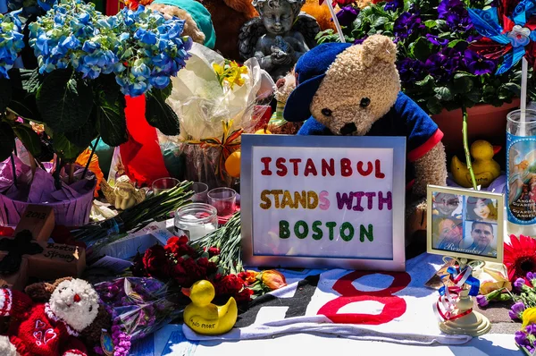 Boston city - 30. apr: provisorisches denkmal für die marathonopfer am copley square, boston, massachusetts am 30. april 2013. hunderte von menschen legen blumen nieder, zeigen botschaften der hoffnung für 4 opfer. — Stockfoto