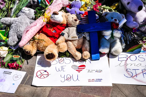Boston city - apr 30: provisorisk minnesmärke för marathon bombningen offer vid copley square, boston, massachusetts den 30 april 2013. hundratals människor lägga blommor, Visa meddelanden av hopp för 4 offer. — Stockfoto