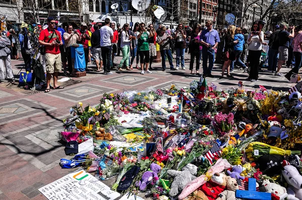 CIUDAD DE BOSTON - 30 DE ABR: Monumento Makeshift a las víctimas del bombardeo de la Maratón en Copley Square, Boston, Massachusetts, el 30 de abril de 2013. Cientos de personas depositan flores, muestran mensajes de esperanza para 4 víctimas . — Foto de Stock