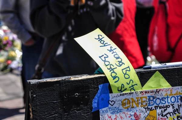 Boston city - 30. apr: provisorisches denkmal für die marathonopfer am copley square, boston, massachusetts am 30. april 2013. hunderte von menschen legen blumen nieder, zeigen botschaften der hoffnung für 4 opfer. — Stockfoto